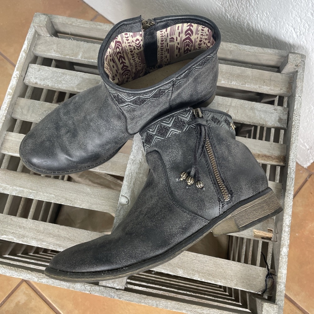 Roxy Surf Co Gray Black Boho Embroidered Western Ankle boots With Tassels Size 9